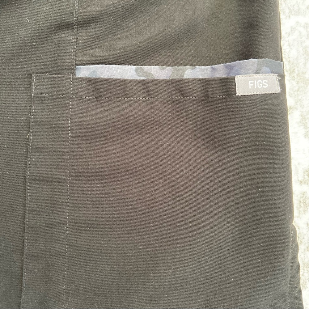 FIGS Gaya Black Contrast Camo Pocket Women's Scrub‎ Top Small - Picture 5 of 10